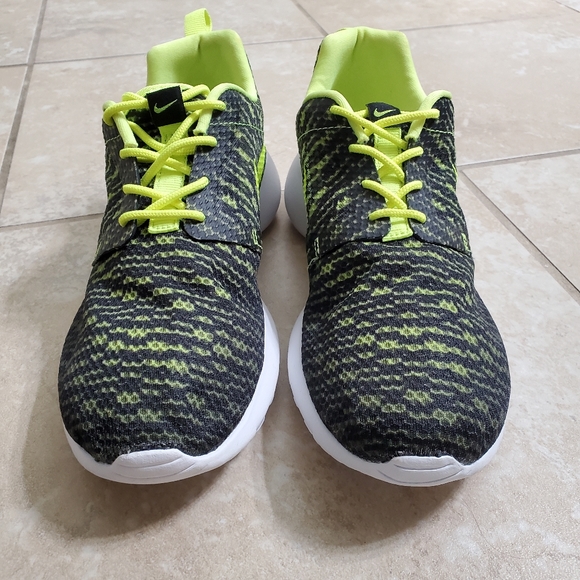 Nike Black and Volt Rosherun Flight Weight Shoes - Picture 6 of 10